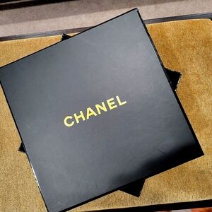 Chanel  authentic black gift box  (empty),9,75×9,75×3. Sturdy